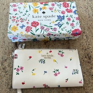 BEAUTIFUL KATES SPADE Wallet Wristlet 🌸. New with Tags and Box